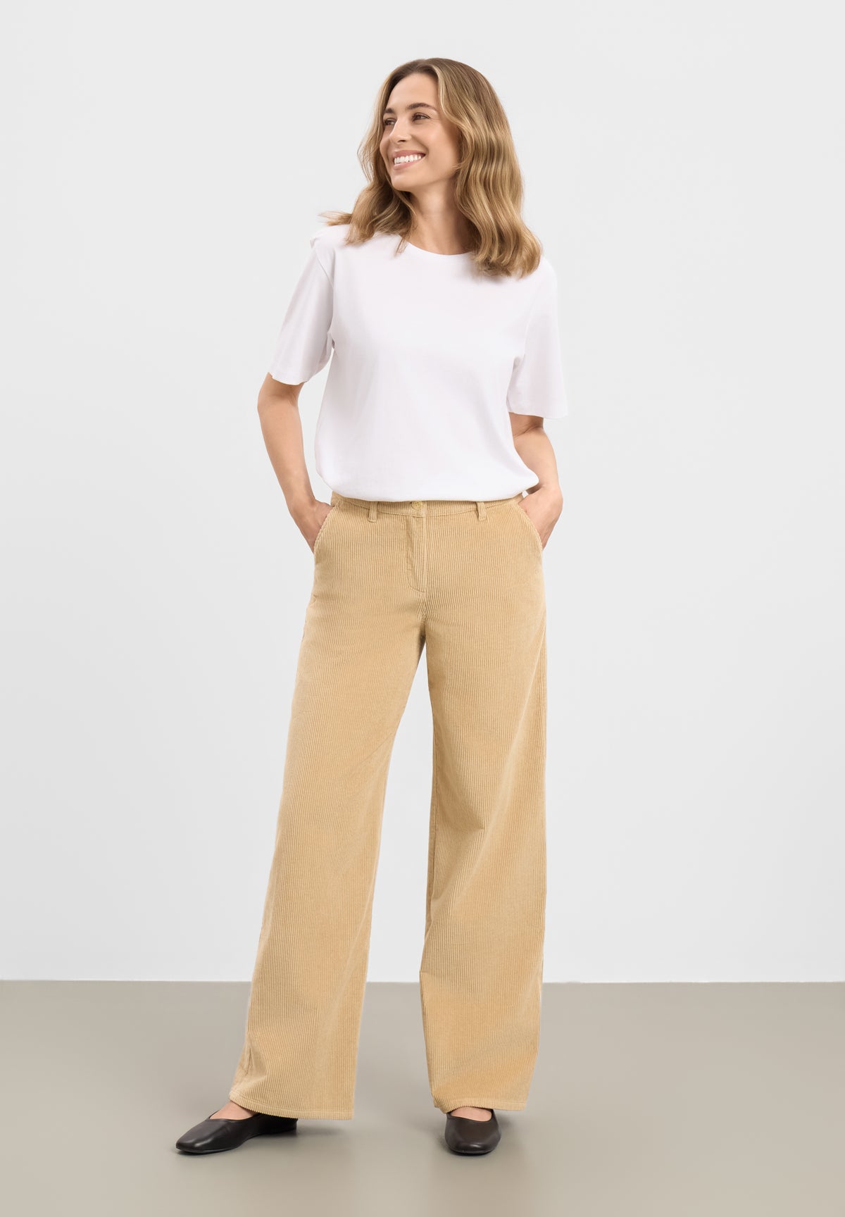 LAURIE Charm Loose Sametti - Medium Length Loose 28000 Cafe Latte