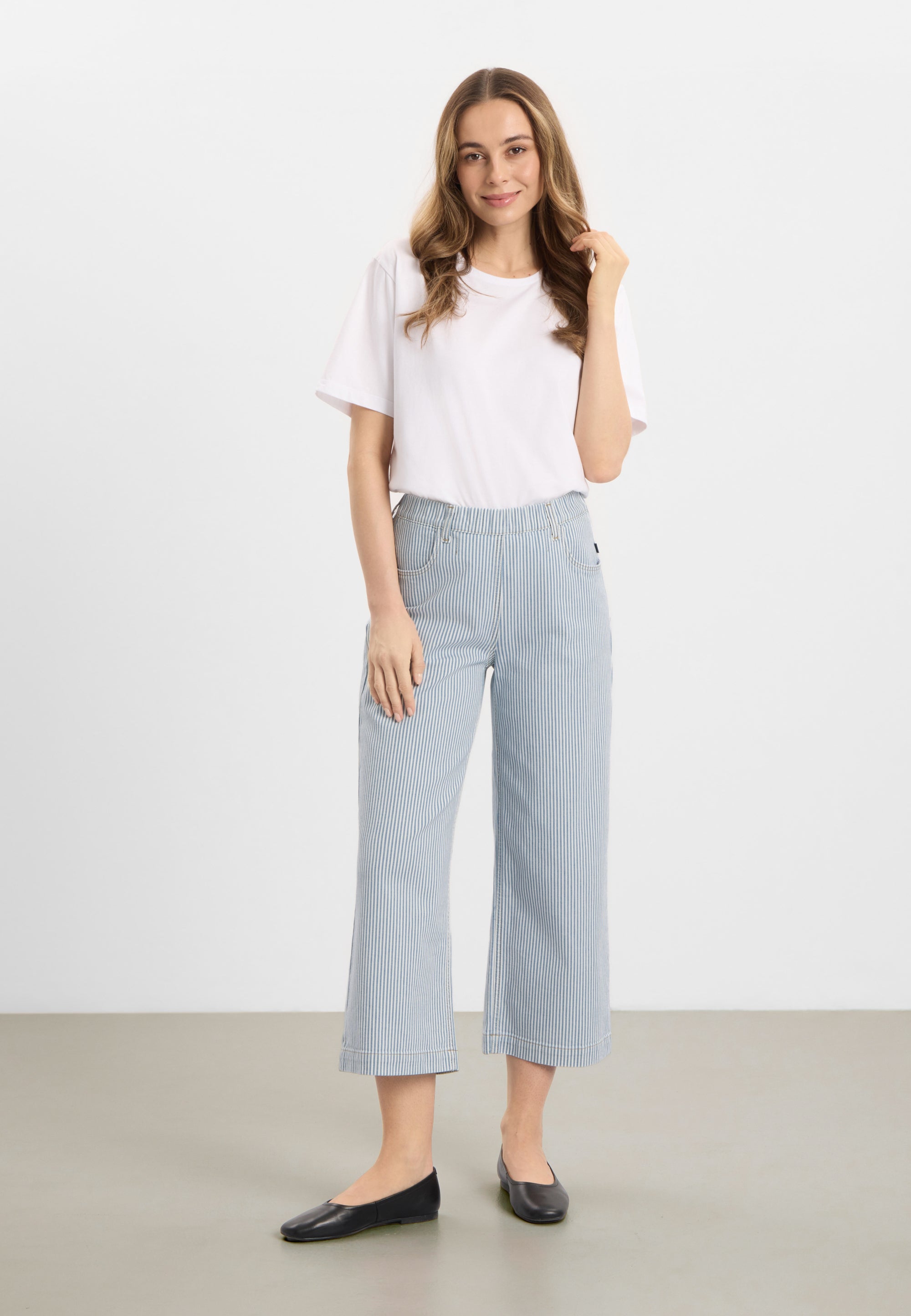 LAURIE Donna Loose Cropped Loose 10044 White blue stripe