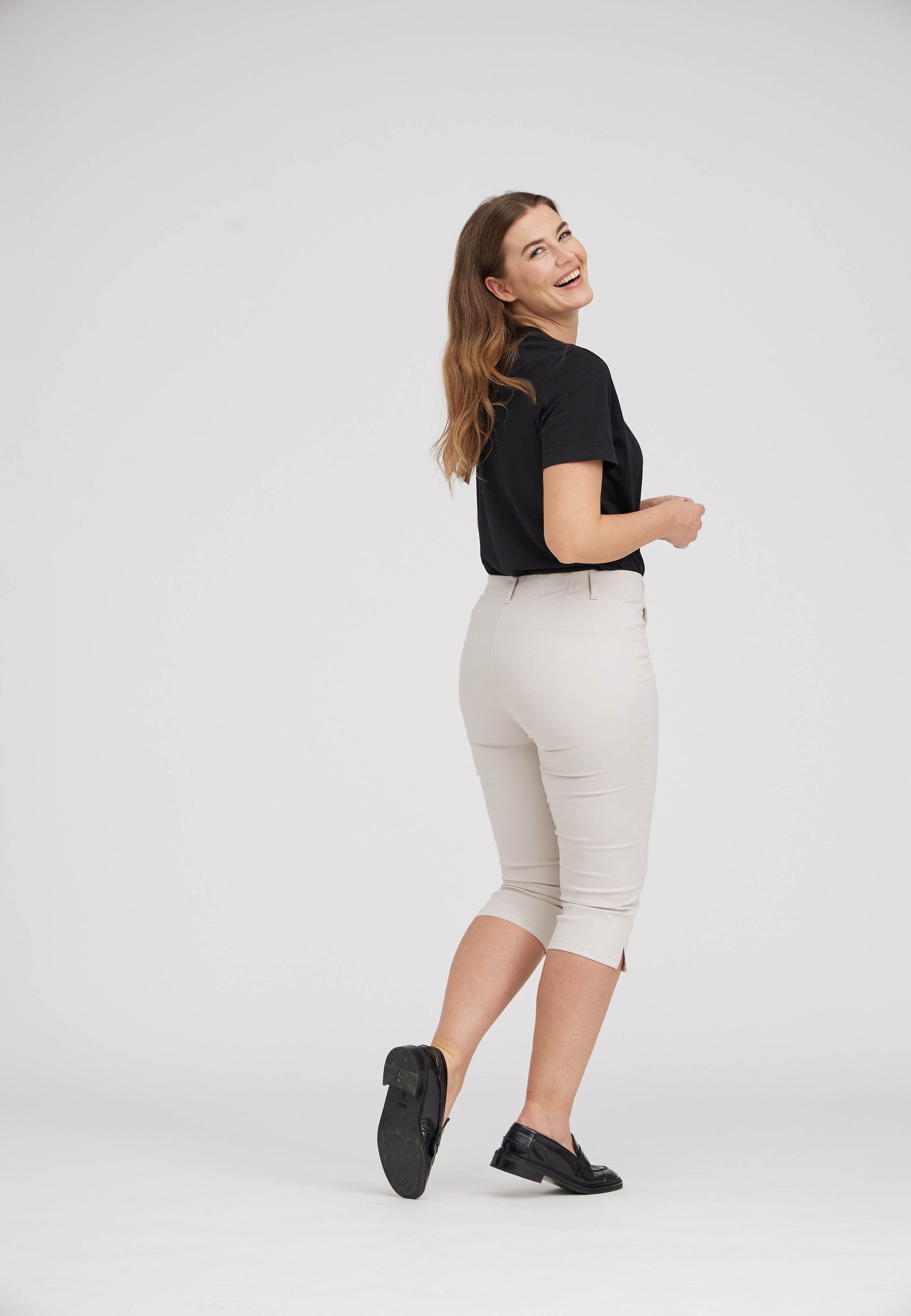 LAURIE Kelly Regular Capri Short Length Regular 25107 Grey Sand