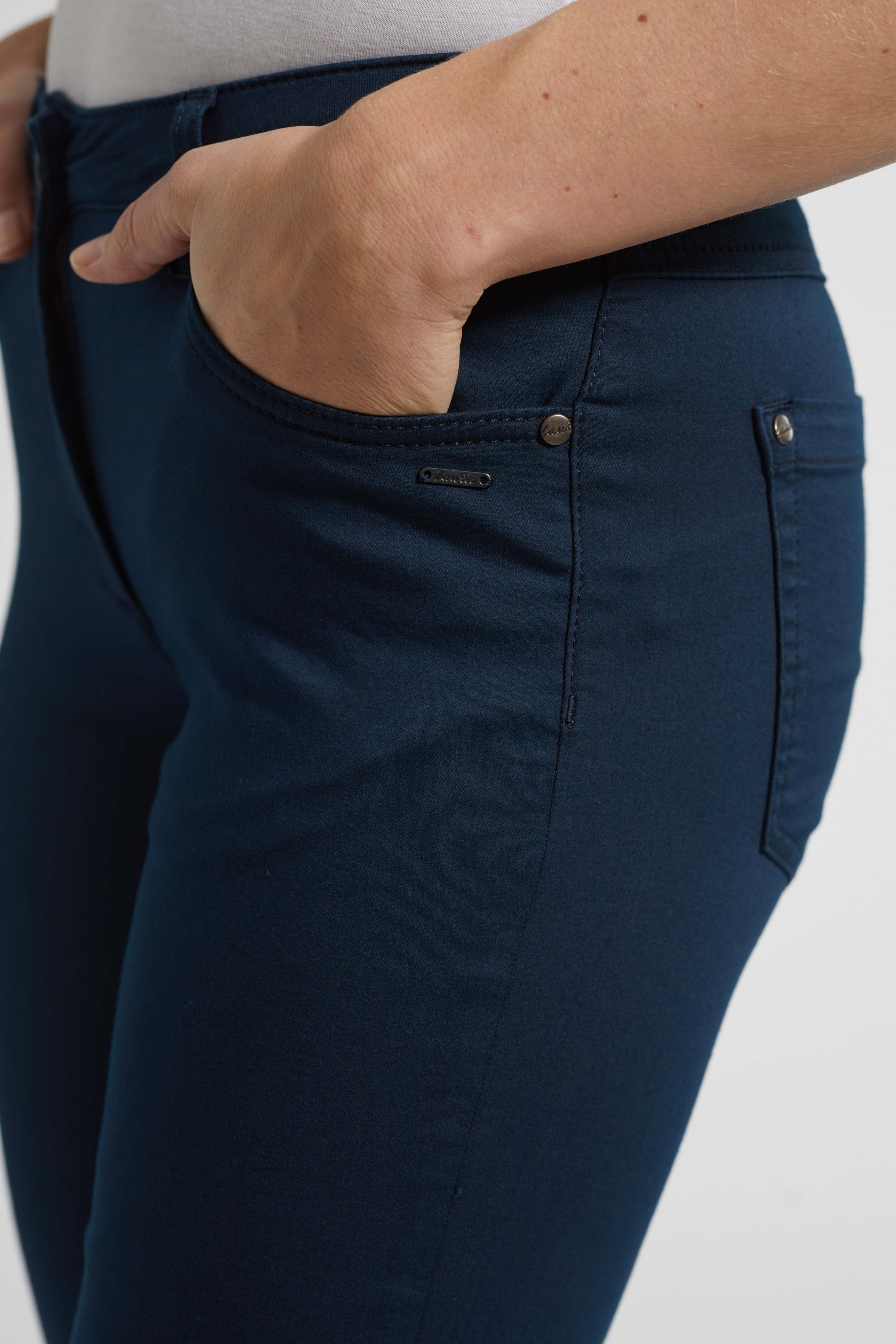 LAURIE  Bailey Classic - Medium Length Classic 49200 Navy