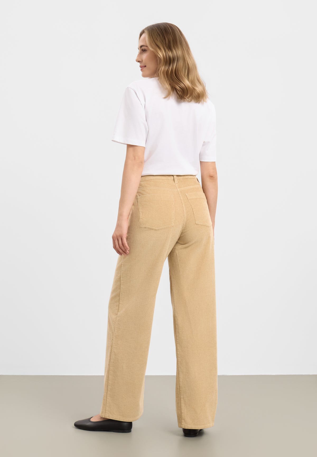 LAURIE Charm Loose Sametti - Medium Length Loose 28000 Cafe Latte