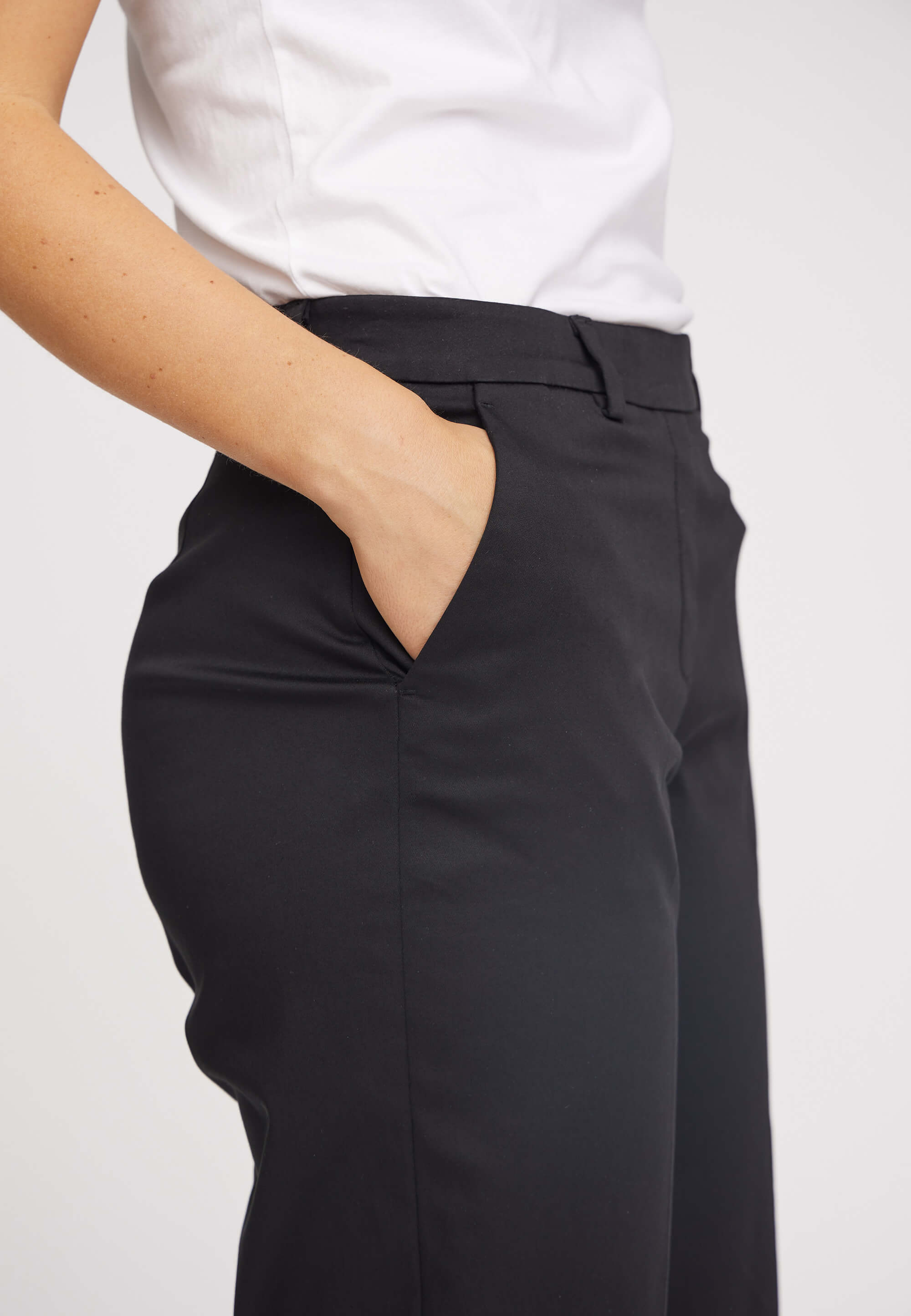 LAURIE Phoebe Loose Crop Loose 99105 Black
