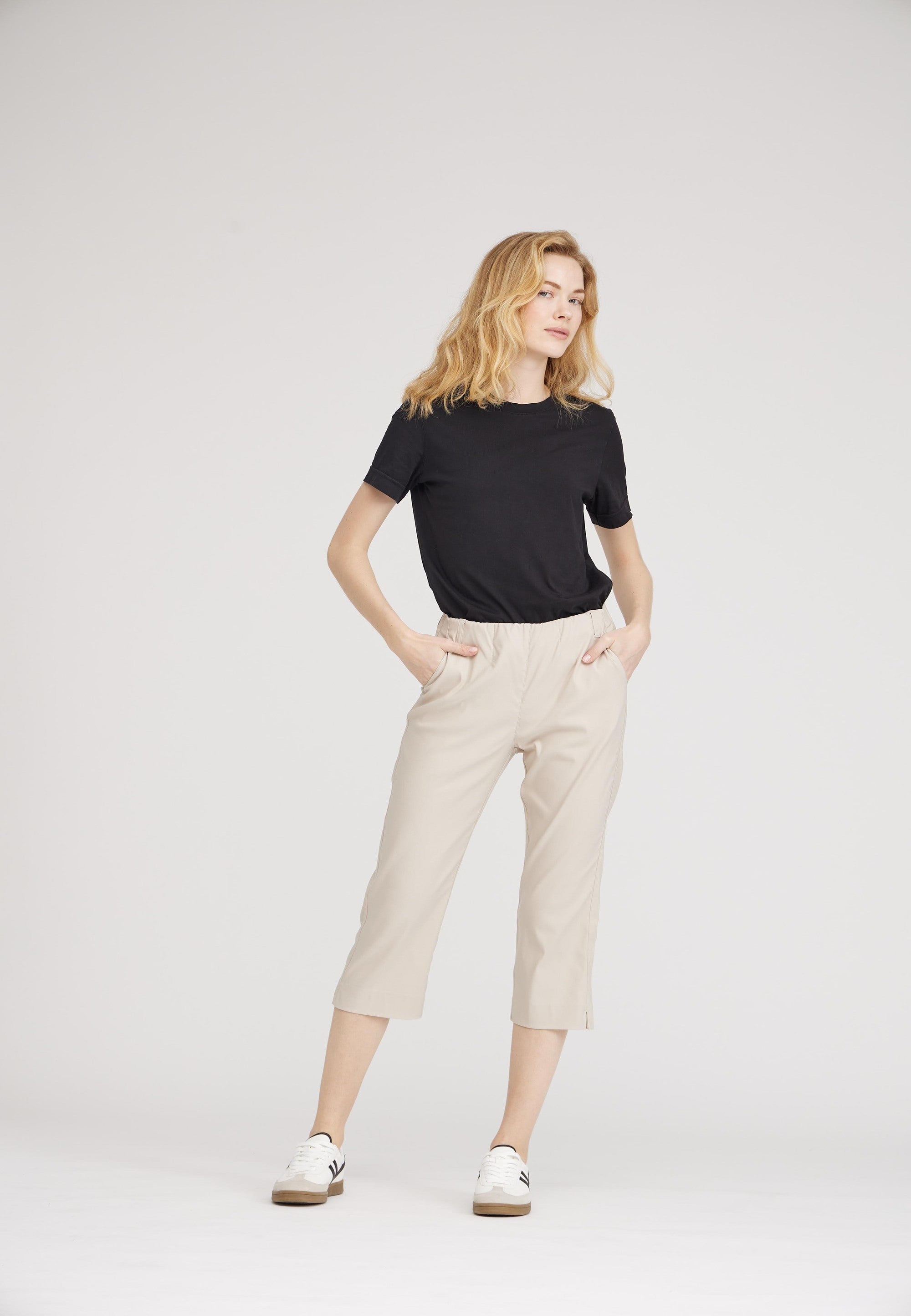 LAURIE Taylor Regular Capri Medium Length Trousers REGULAR 25000 Grey Sand