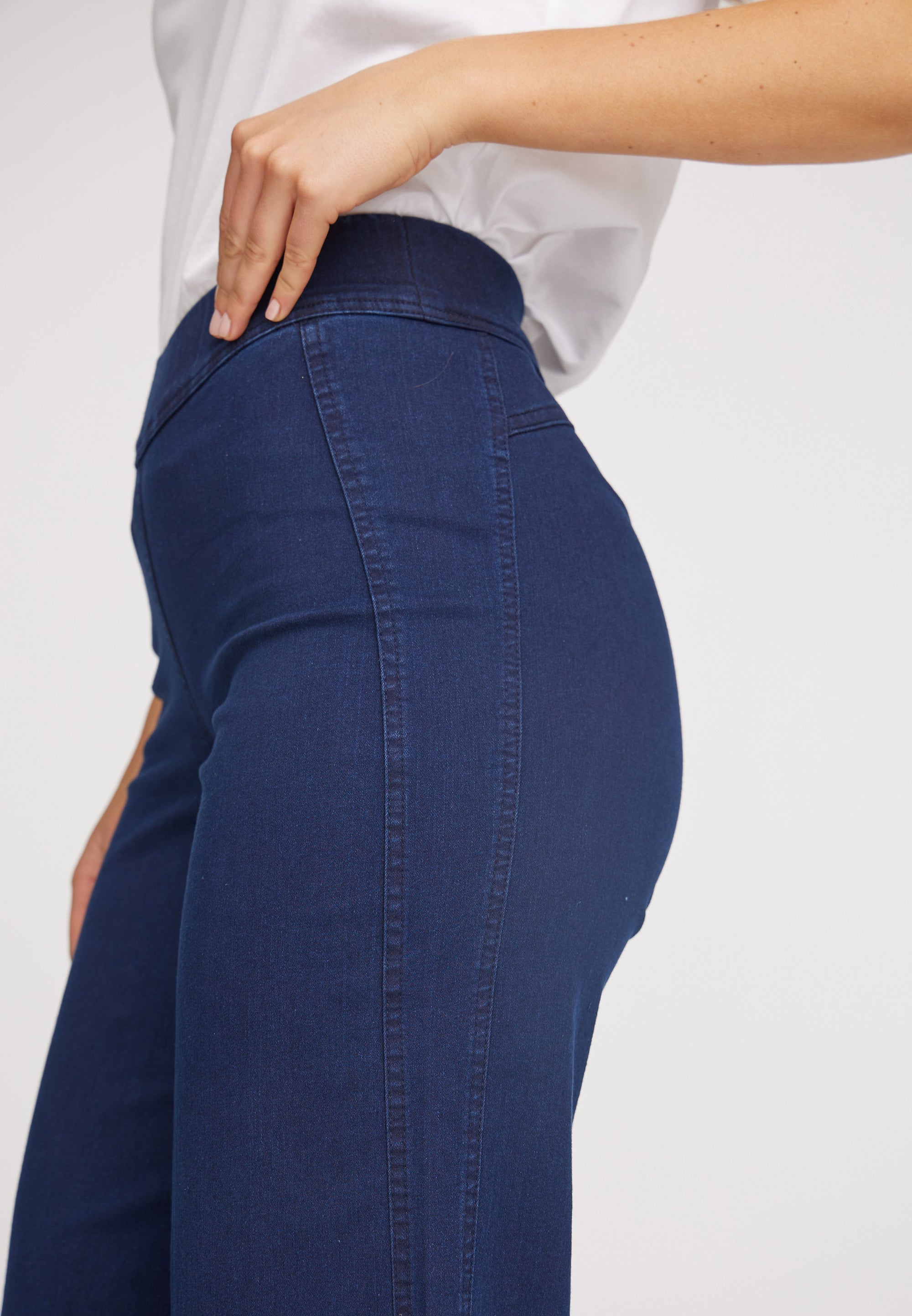 LAURIE Serene Loose - Medium Length Trousers LOOSE 49520 Dark Blue Denim